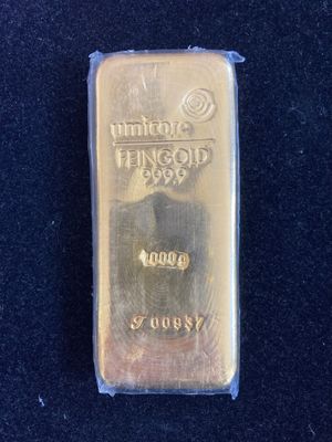 un gros plan d'un lingot d'or posé sur une surface noire