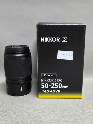 Objectif Nikkor DX 50 - 250 mm f/4,5 - 5,6 VR avec son étui