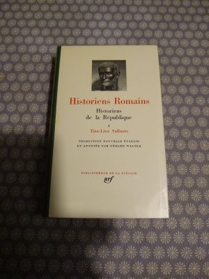 la photo d'un livre sur lequel figure la photo d'un homme