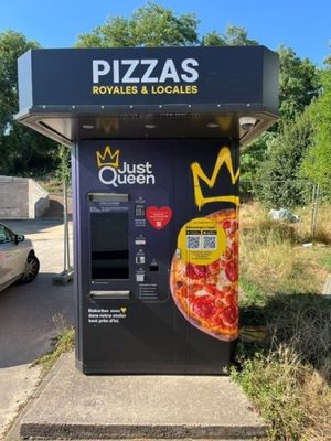 un distributeur automatique sur lequel est représentée une pizza