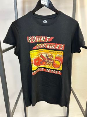 un t-shirt noir orné d'une image représentant un homme à moto