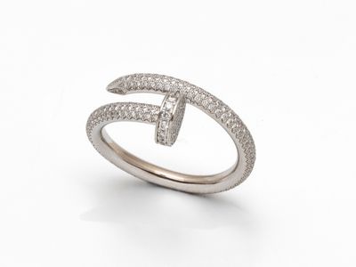 une bague en or blanc et diamants