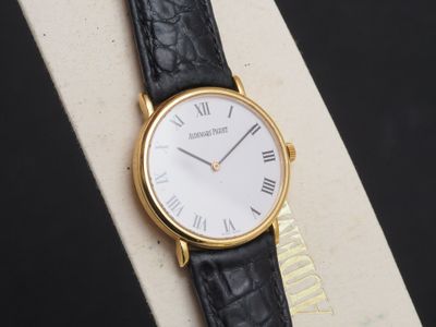 une montre posée sur une boîte