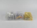 deux petites boîtes en plastique contenant différents types d'avions miniatures