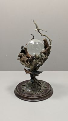 une boule de verre posée sur une table