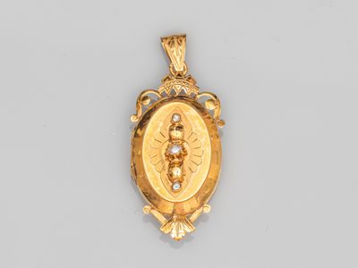 un pendentif en or et diamants représentant une femme au centre