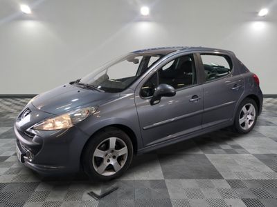 la photo d'une voiture grise garée dans un garage