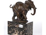 statue en bronze représentant un éléphant, posée sur un socle en marbre