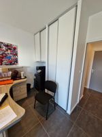Comptoir d'accueil en mélaminé clair à deux étagères à l'ava… (photo 5)