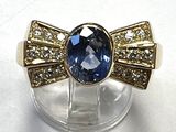 une image d'une bague avec une pierre bleue entourée de diamants