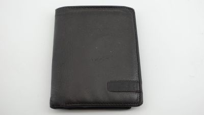 un portefeuille en cuir noir posé sur une surface blanche