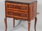 une photo d'une petite commode en bois
