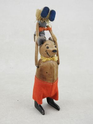 figurine représentant un homme portant un enfant sur ses épaules
