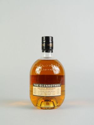 une bouteille de whisky single malt The Glenrothes posée sur une surface blanche