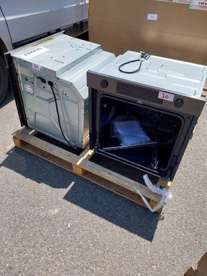 un micro-ondes posé sur une palette à côté d'un camion