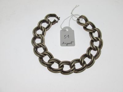 gros plan d'une chaîne de bracelets portant une étiquette
