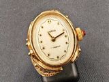 une image d'un gros plan d'une montre-bracelet sur une table