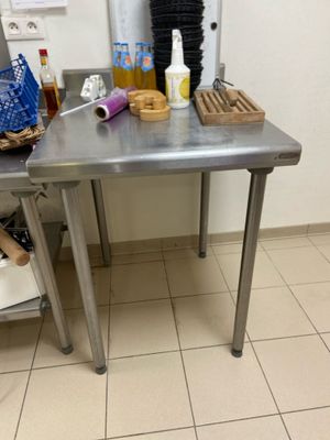 Table de travail en inox carrée avec dosseret de marque TOUR… - Photo 1