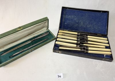 une boîte contenant un ensemble de couteaux et une boîte contenant un ensemble de couteaux