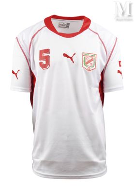 une chemise blanche avec des bordures rouges et un col rouge