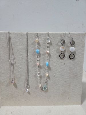Lot de colliers et une paire de boucles d’oreilles.
