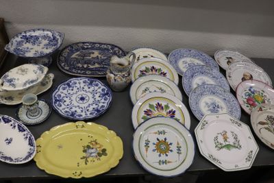 de nombreuses assiettes et bols posés ensemble sur une table