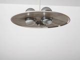 une lampe suspendue au plafond de la pièce
