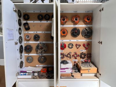 une armoire sur laquelle sont rangés de nombreux outils de toutes sortes