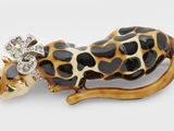 une image représentant une broche en forme de girafe coiffée d'une couronne