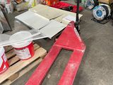 une photo d'une paire de skis posée sur une palette dans un garage