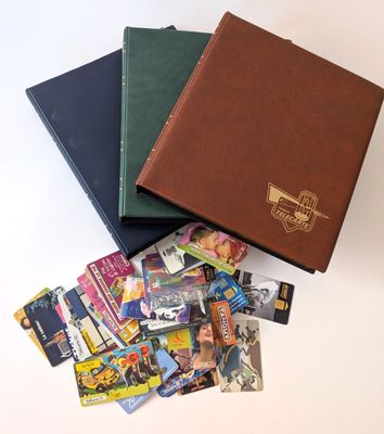 plusieurs livres sont empilés sur une table