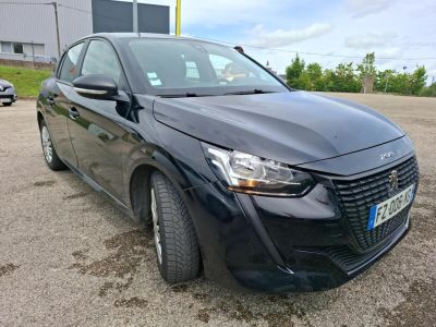 la photo d'une voiture noire garée dans un parking