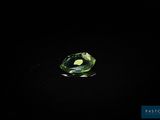 gros plan d'un diamant vert sur une surface noire