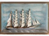 une photo d'un tableau représentant un voilier, exposé dans une vitrine