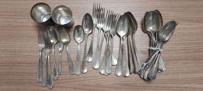 beaucoup de cuillères et de fourchettes en argent sur la table