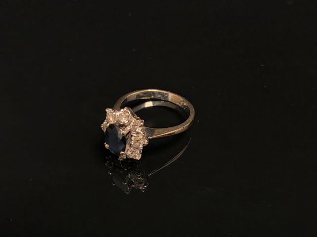 Bague marguerite en or 18 carats 750 millièmes à décor d’un saphi...
