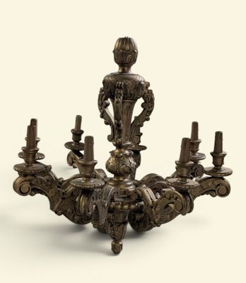 un grand lustre en bronze muni de cinq bougies