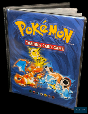 Boîte du jeu de cartes à collectionner Pokémon sur fond noir, avec un fond noir