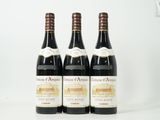 trois bouteilles de vin posées sur une table l'une à côté de l'autre