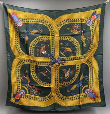 une écharpe verte et jaune ornée d'oiseaux et de fleurs