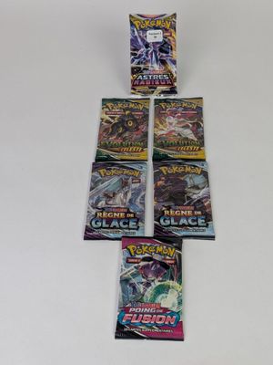 une pile de cartes à collectionner pokemon posée sur une table