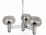 une image représentant un lustre muni de trois globes en verre suspendus au plafond