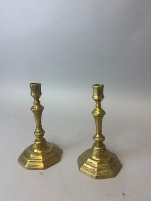 une paire de chandeliers en laiton sur fond blanc