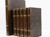 trois livres superposés sur une surface blanche