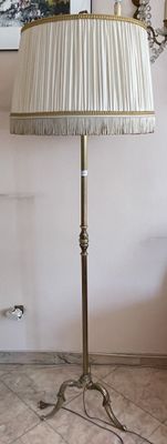 une lampe posée sur une table dans une pièce