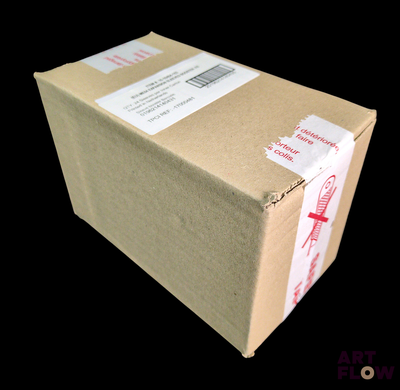 une boîte marron sur laquelle figure une croix rouge