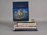 plusieurs livres sont empilés sur une table