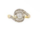 une bague en or et diamants en forme de spirale