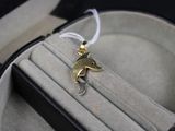 une bague dans un écrin orné d'un dauphin en or