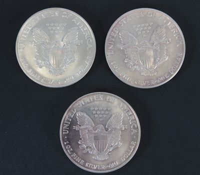 Les trois quarts des États-Unis sont représentés sur un fond noir